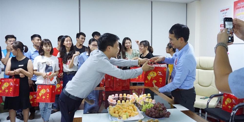 Tặng quà Tết cho nhân viên