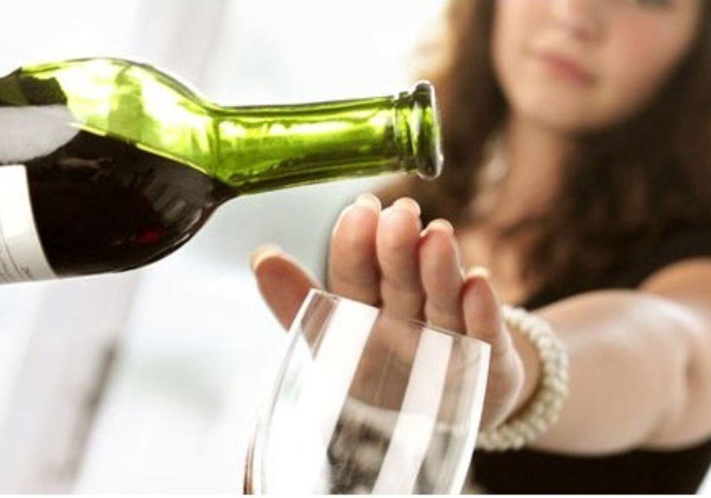 Hạn chế việc uống rượu quá nhiều