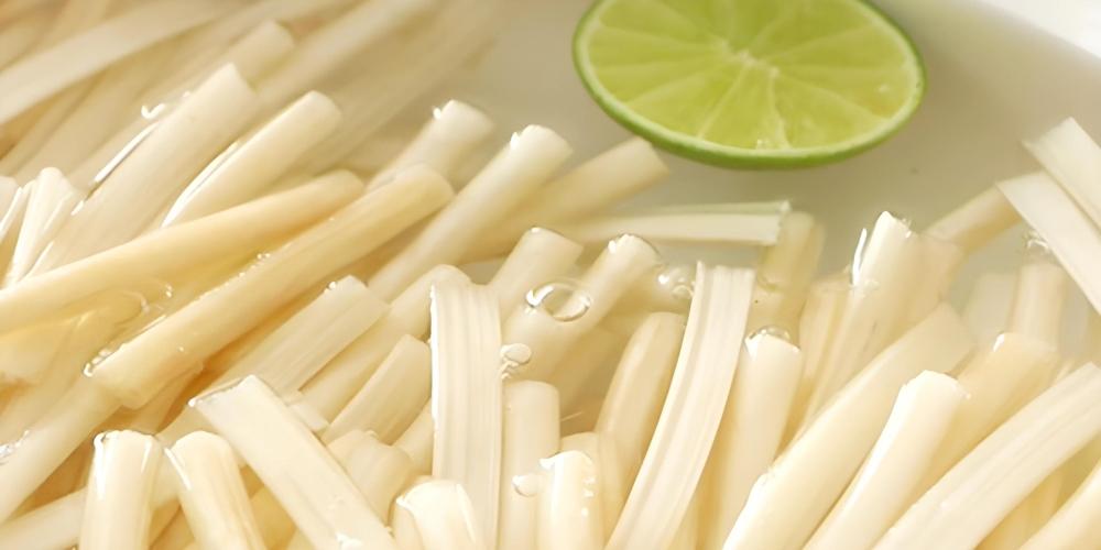 Ngâm ngó sen với chanh và muối
