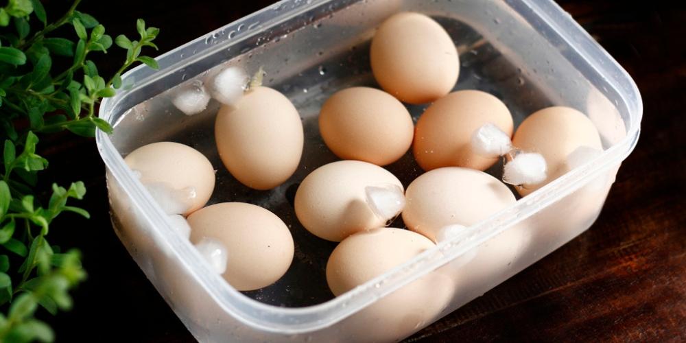 Cho trứng vào nước lạnh