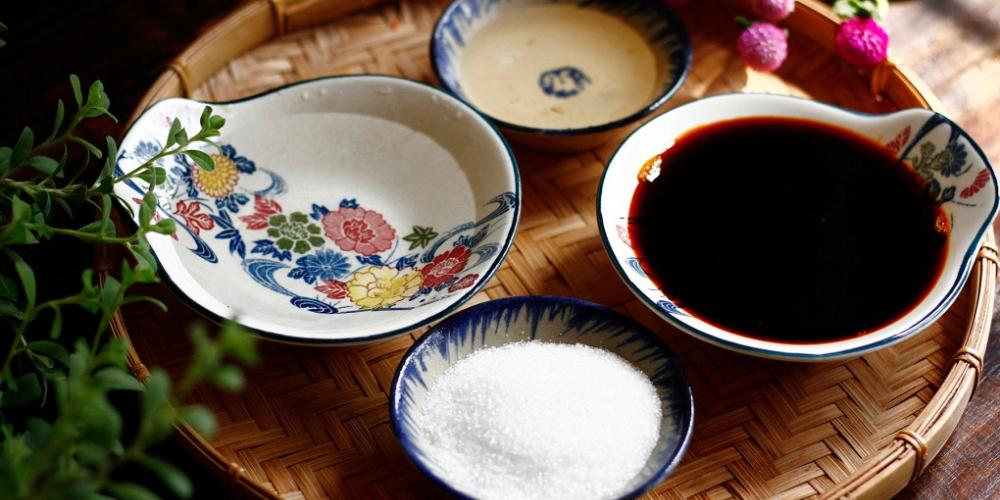 Chuẩn bị nước tương ngâm trứng