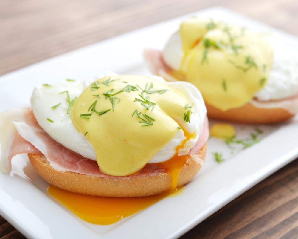 Bánh mì kẹp trứng Benedict