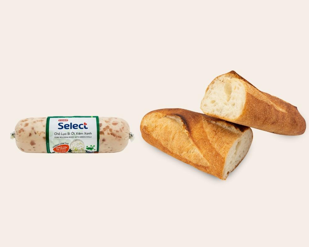 Chuẩn bị chả lụa và bánh mì cho chuyến đi du lịch