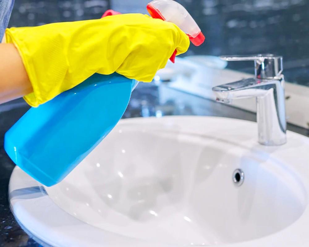 Sử dụng nước tẩy trắng Ez Javel đậm đặc để vệ sinh chậu rửa mặt