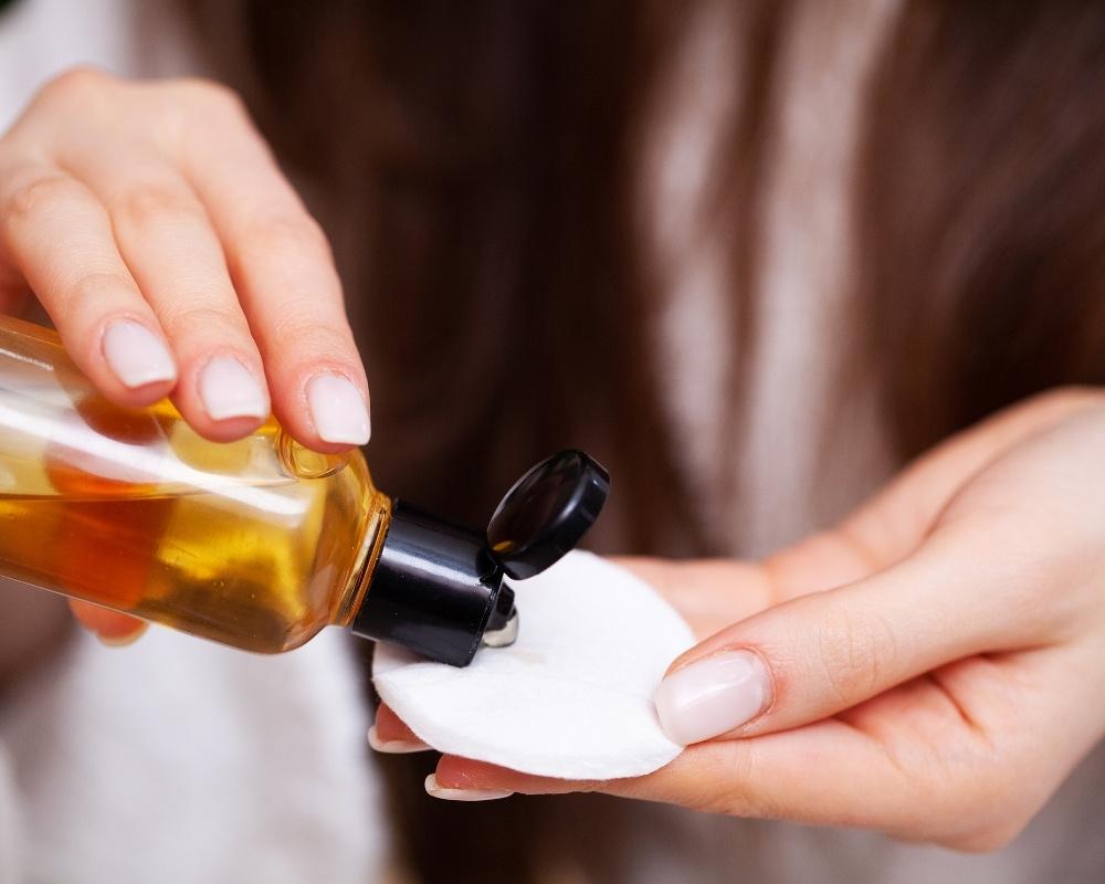 Sử dụng toner và serum sau khi làm sạch mặt nạ bơ, dầu dừa