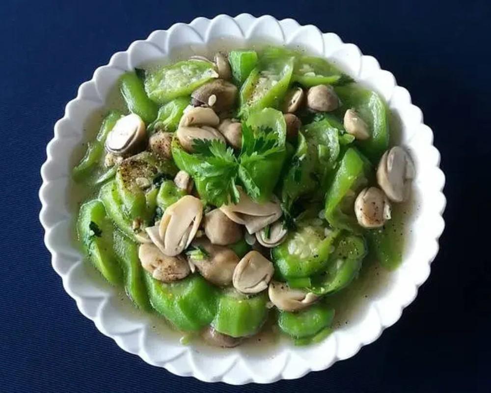 Canh mướp nấu nấm rơm