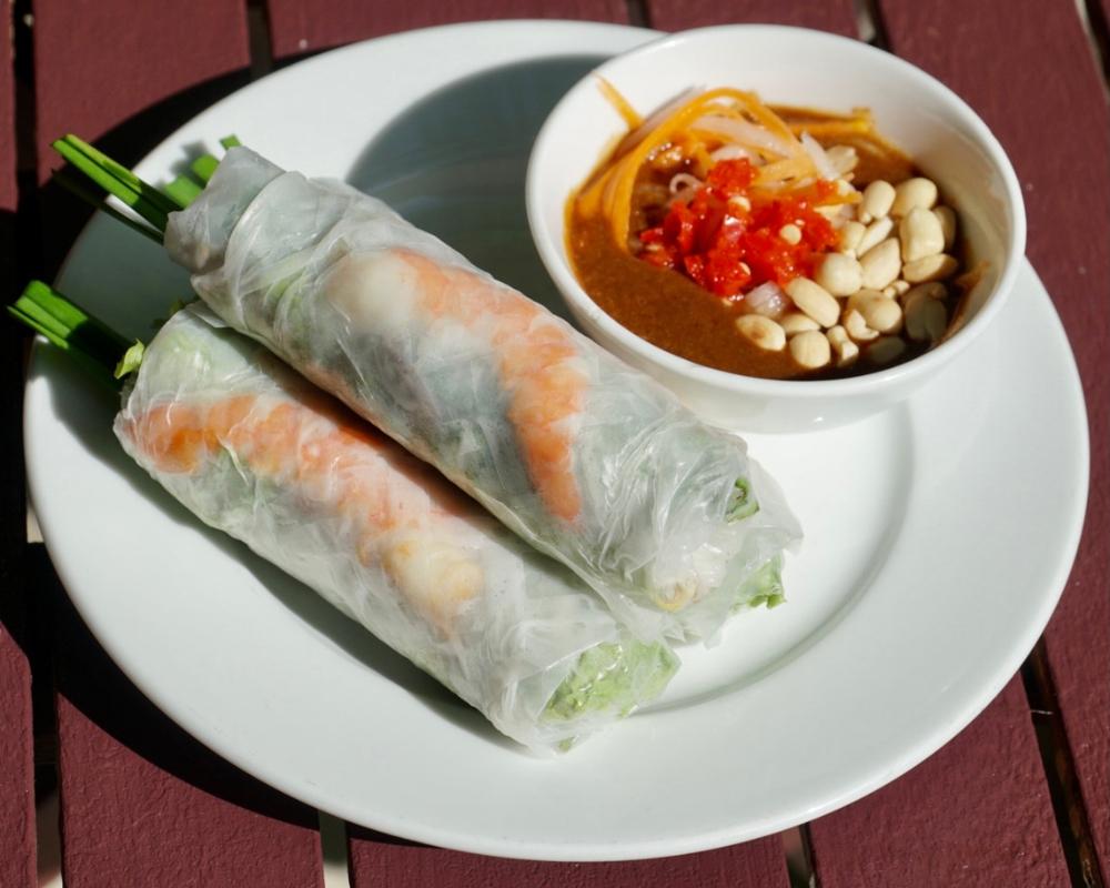 Gỏi cuốn tôm thịt sốt bơ đậu phộng