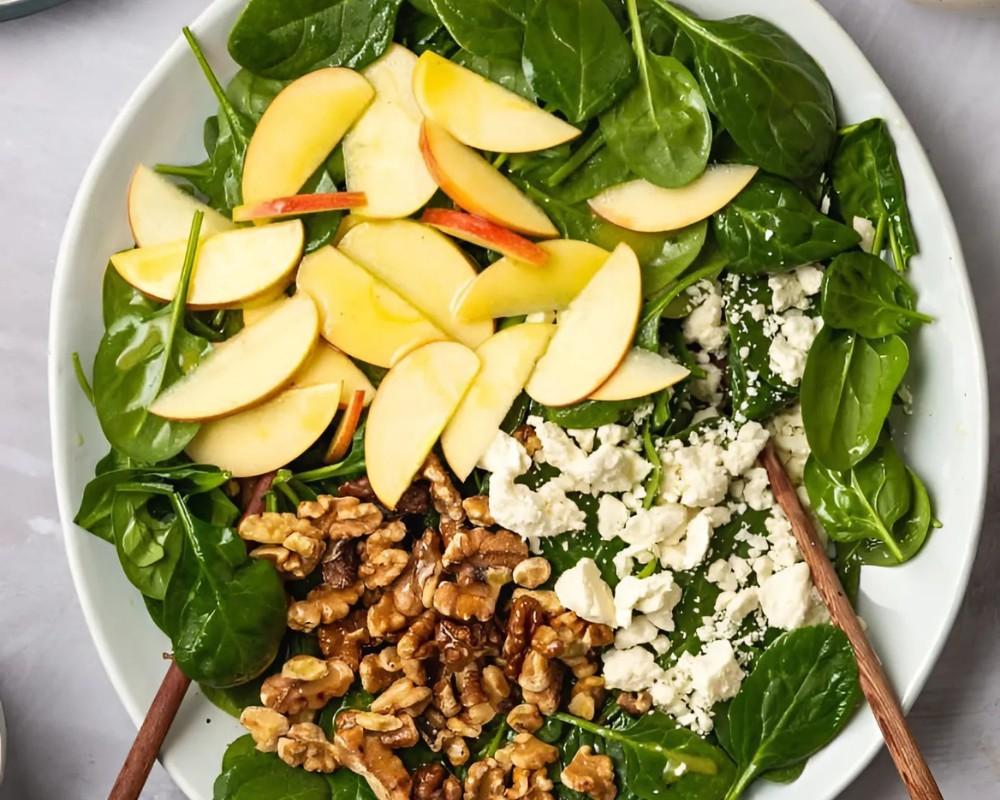 Salad rau củ trộn với quả óc chó và phô mai