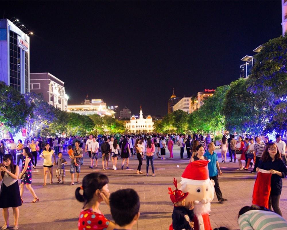 Phố đi bộ Nguyễn Huệ tràn ngập không khí Giáng sinh