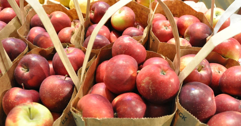 Sự kết hợp giữa mận và chuối chín là mẹo dân gian đẩy nhanh quá trình ủ cực kỳ hiệu quả.