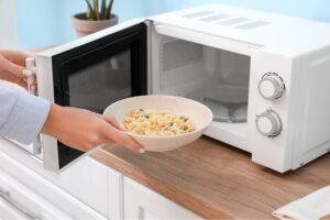 Hướng dẫn sử dụng lò vi sóng an toàn trong nhà bếp