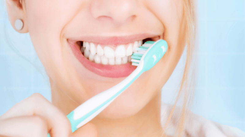 Kem đánh răng làm trắng răng giúp loại bỏ các vết ố vàng trên bề mặt răng