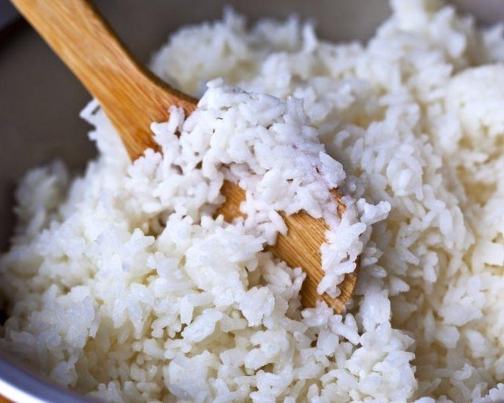 Cơm thừa bỏ đi sẽ rất phí, nên tận dụng chúng để bón cây xanh tốt