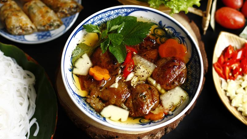 Bún chả Hà Nội là món ăn bình dân nhưng dễ gây thương nhớ, ăn rồi khó quên