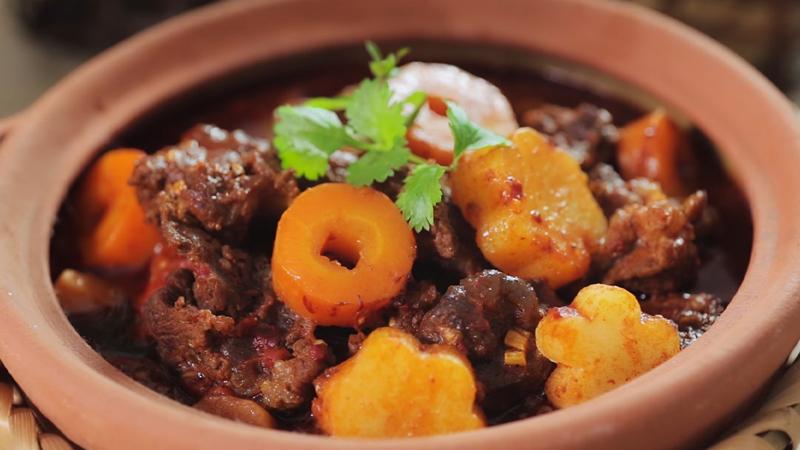 Chọn thịt bò ngon cho món hầm là đùi bò, đuôi, sườn bò