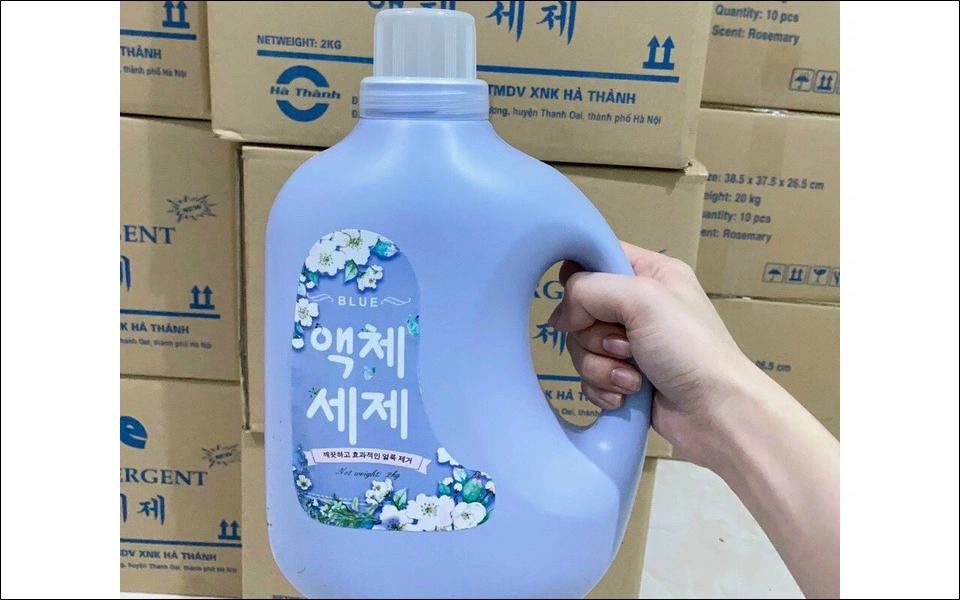 Nước giặt Blue với hương thảo mộc hoạt động với hiệu suất 5 trong 1
