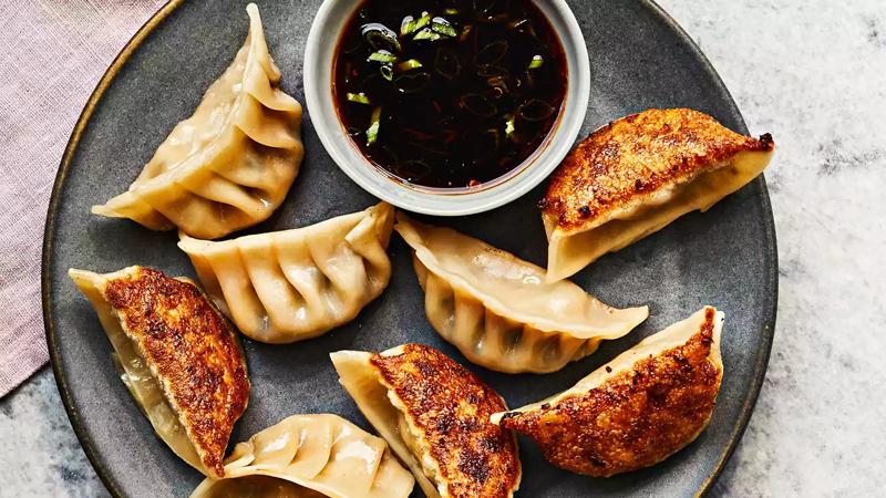 Những viên Sủi cảo với nhân tôm và thịt thơm béo