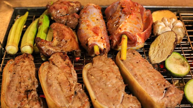 Thịt bò tơ được ướp gia vị rồi nướng trên lửa hồng dậy