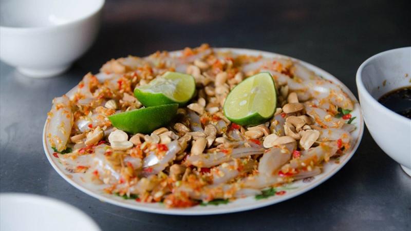 Gỏi cá mai là một món ăn dân dã, phổ biến ở những vùng biển