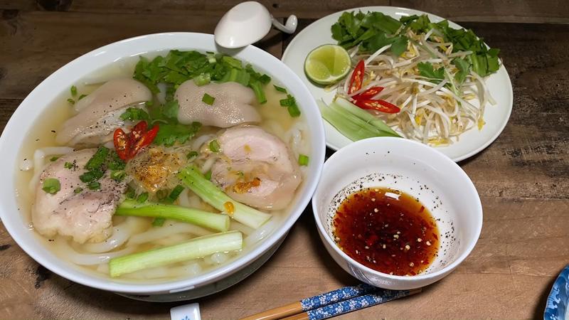Bánh canh Trảng Bàng được tạo nên bởi móng giò heo luộc và nước mắm