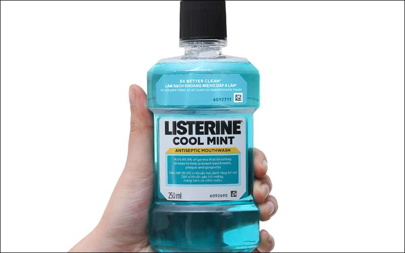 Nước súc miệng Listerine giúp làm sạch mọi khu vực trong khoang miệng