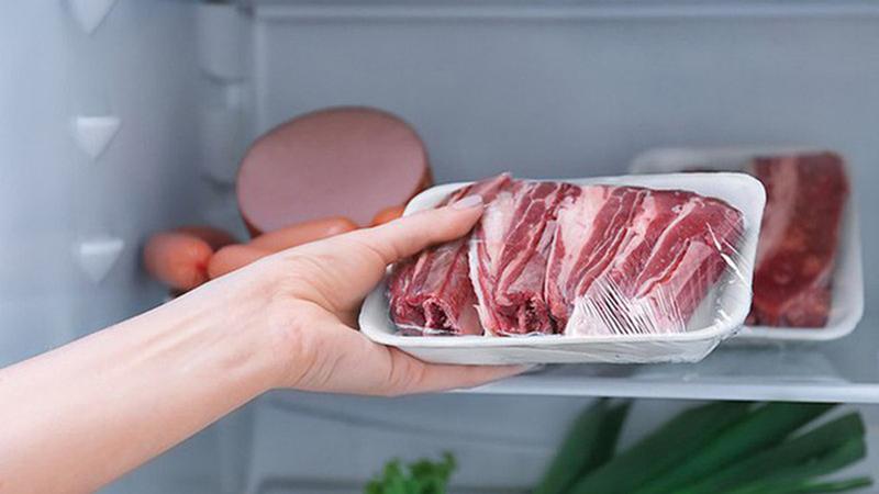 Lấy thực phẩm ra khỏi ngăn đông và để nó tan dần ở nhiệt độ phòng