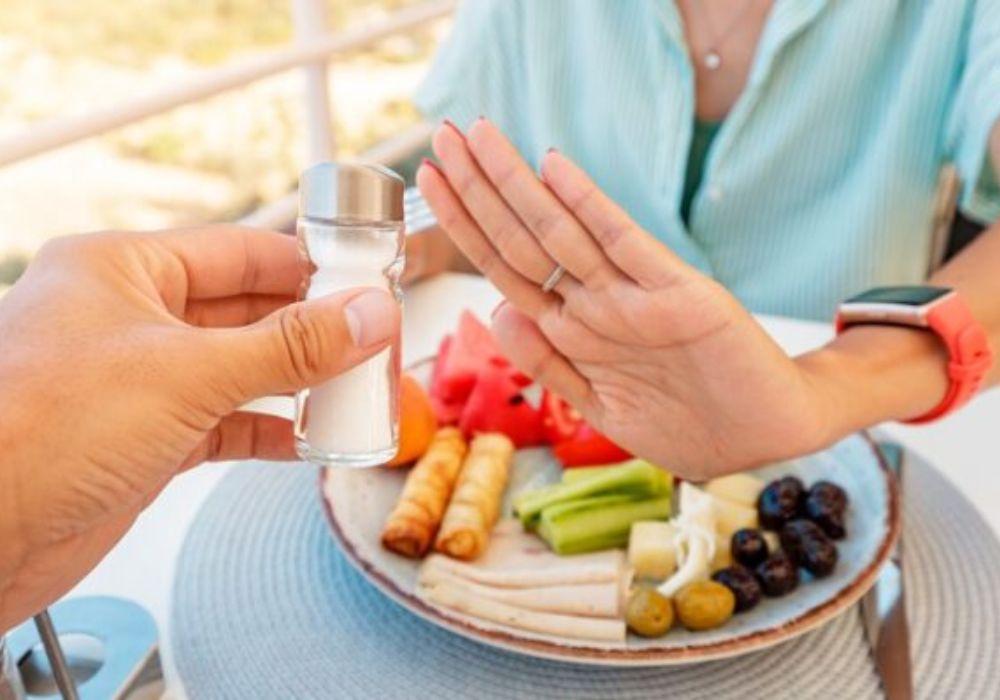 Người bệnh huyết áp cao nên giảm tiêu thụ muối