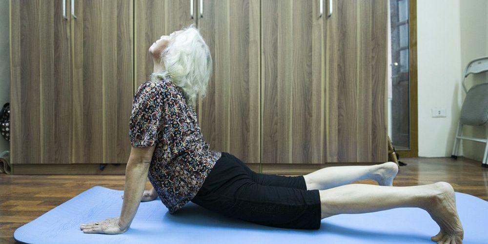 Người cao tuổi tập yoga