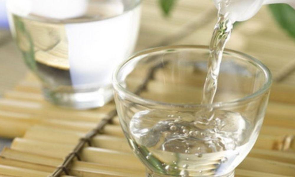 Dùng rượu trắng lau sạch cửa kính