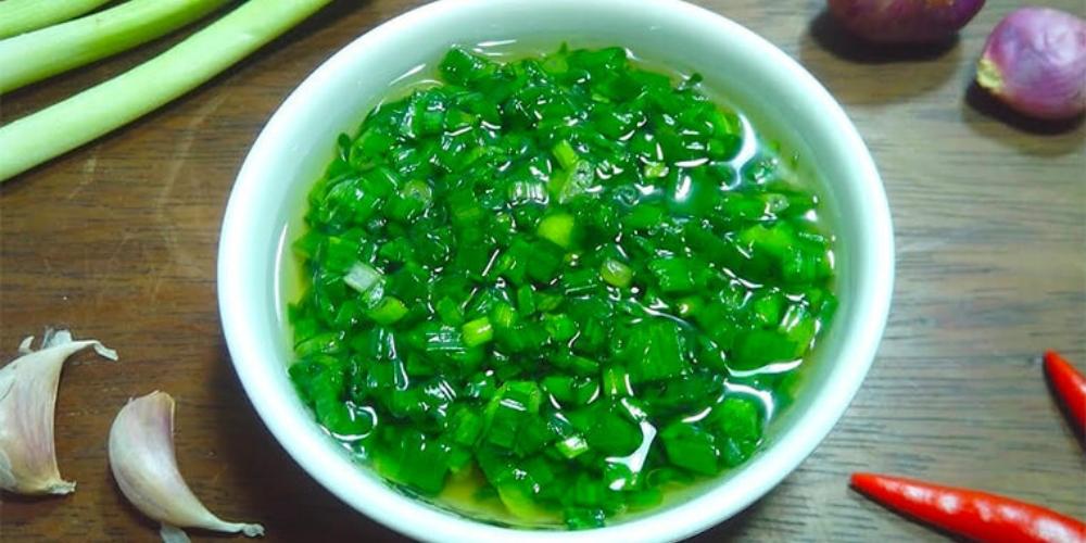 Bảo quản hành lá trong dầu ăn