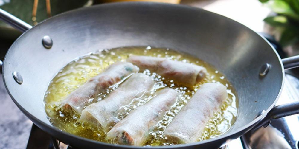 Chiên/rán chả chả giò trên lửa vừa đến khi vàng đều