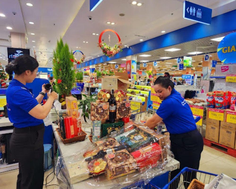 Hàng hoá được đóng gói theo yêu cầu của người tặng hết sức tỉ mỉ