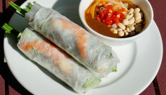 Gỏi cuốn tôm thịt sốt bơ đậu phộng