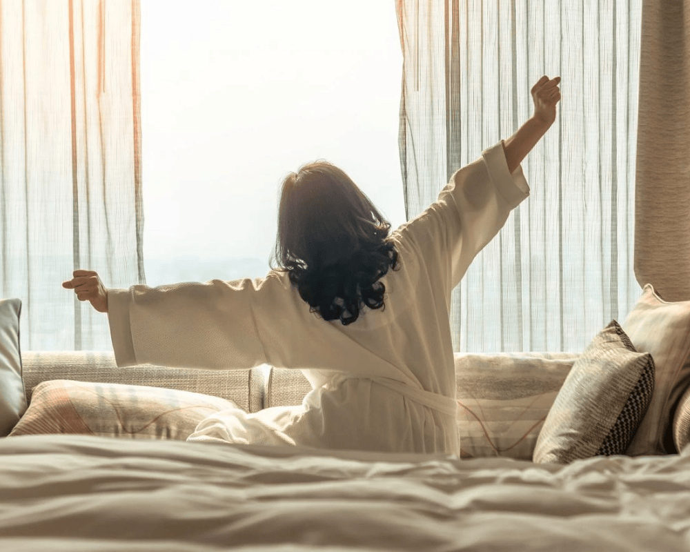 Mở cửa sổ mỗi sáng để đón ánh nắng và luồng gió mới