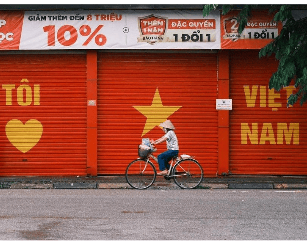 Trang trí không gian sống rực rỡ sắc đỏ vàng để chào mừng Quốc Khánh 2/9