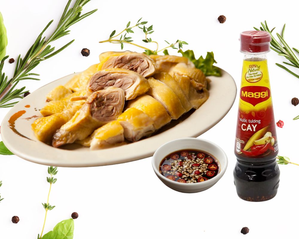 Thịt gà luộc trở nên đậm đà, trọn vị khi chấm cùng nước tương tỏi ớt Maggi