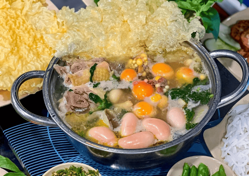 Lẩu gà lá é nóng hổi, thơm ngon