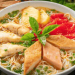 Bún chả cá Nha Trang ngon hơn khi dùng kèm rau sống và mắm ớt