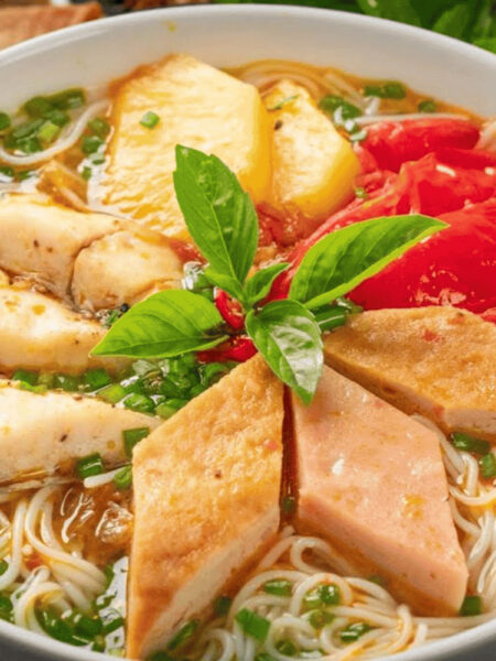 Bún chả cá Nha Trang ngon hơn khi dùng kèm rau sống và mắm ớt
