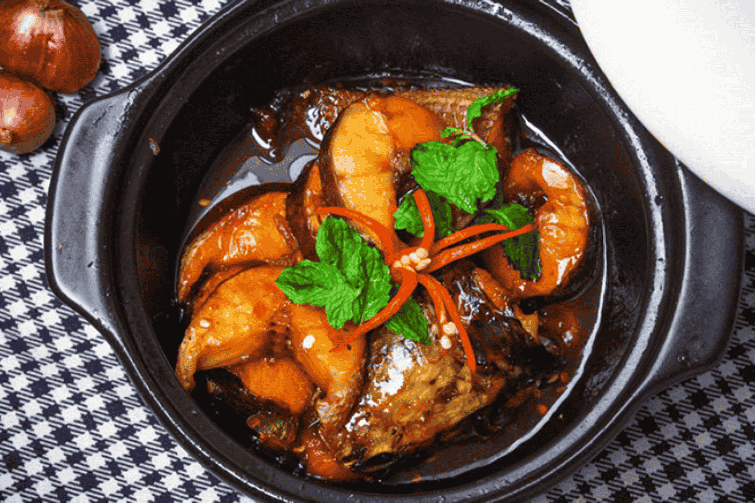 Cá basa kho nghệ – Món kho dân dã, ăn bắt cơm