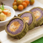Bánh thường được thưởng thức kèm củ kiệu, dưa món
