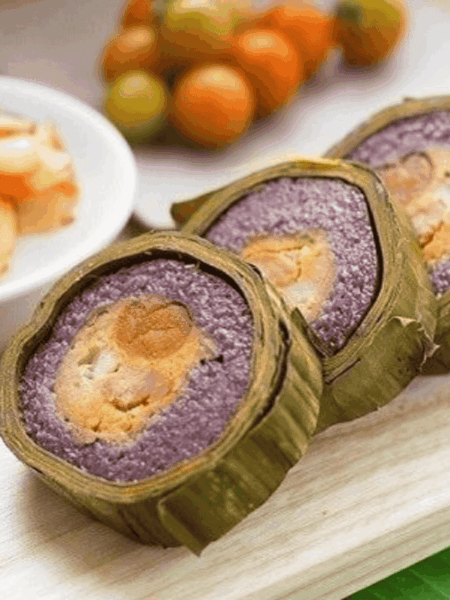 Bánh thường được thưởng thức kèm củ kiệu, dưa món