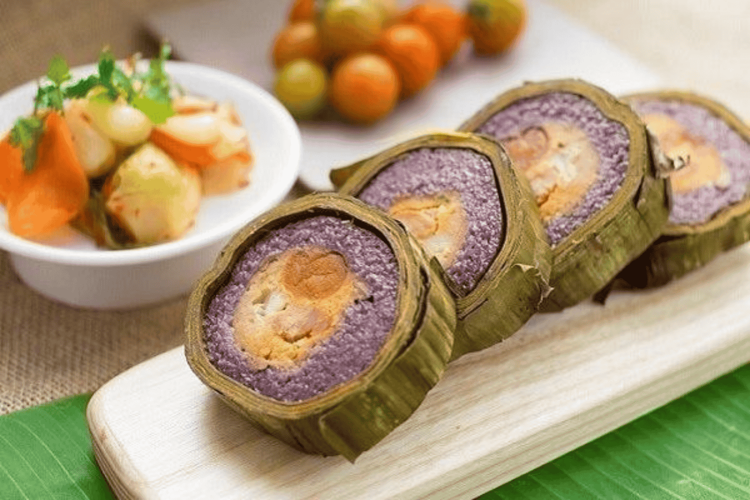Bánh thường được thưởng thức kèm củ kiệu, dưa món