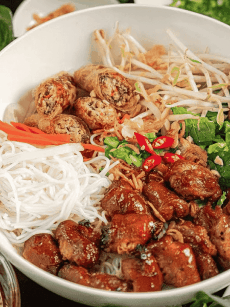 Thịt nướng đậm đà, thơm phức mùi sả, nước mắm pha chua ngọt cay nhẹ