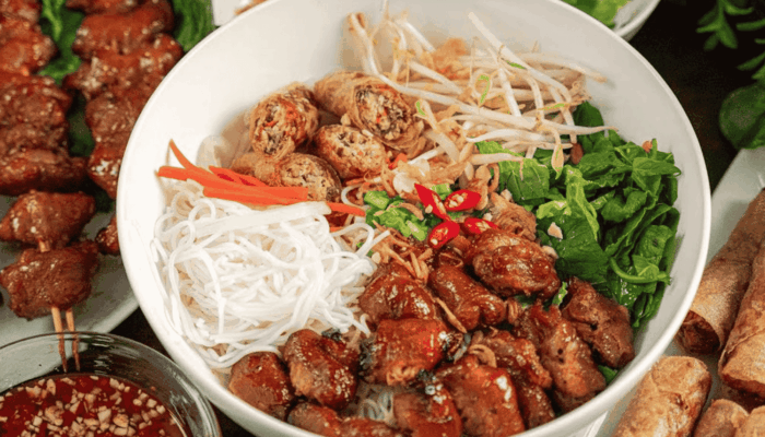 Thịt nướng đậm đà, thơm phức mùi sả, nước mắm pha chua ngọt cay nhẹ