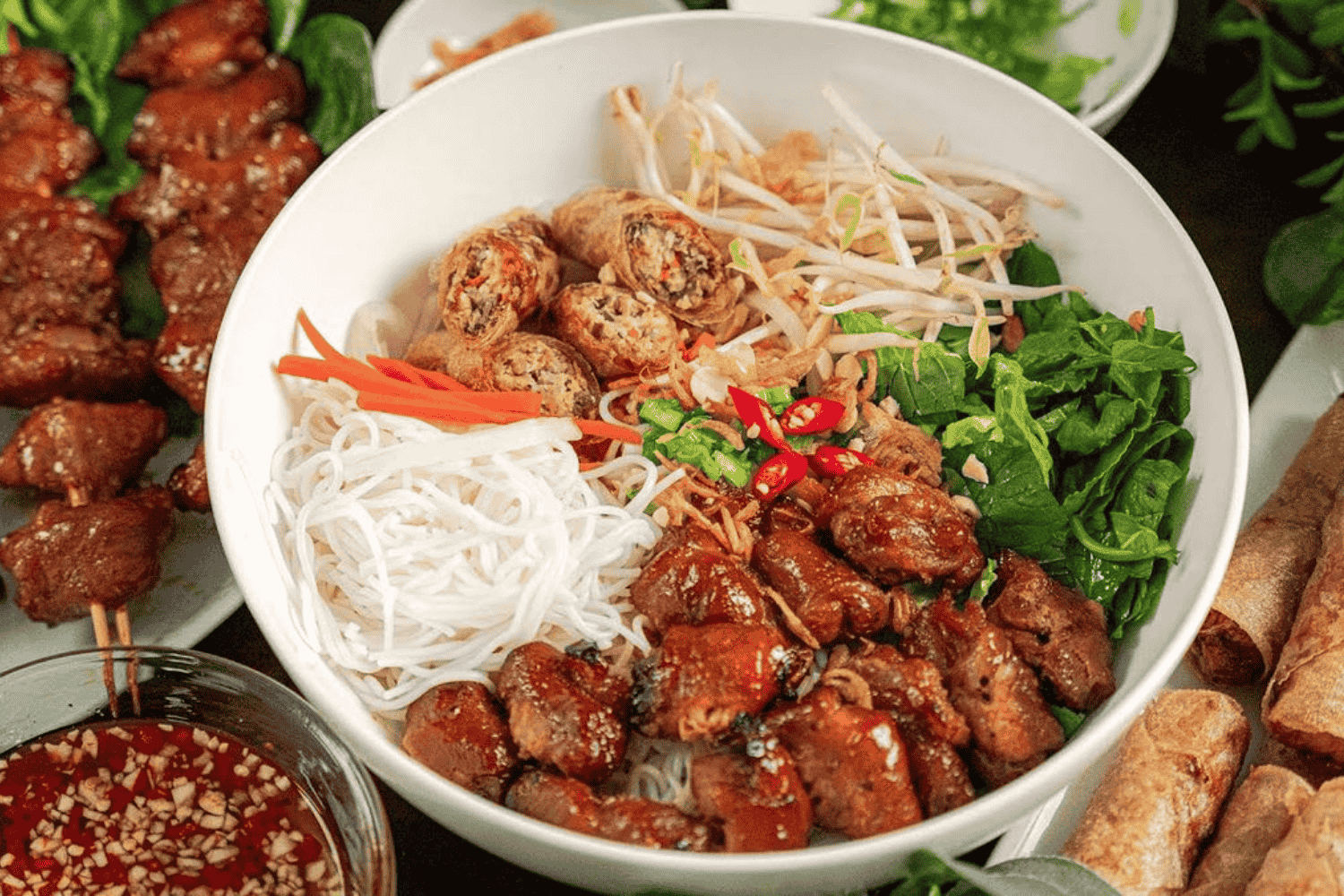 Thịt nướng đậm đà, thơm phức mùi sả, nước mắm pha chua ngọt cay nhẹ