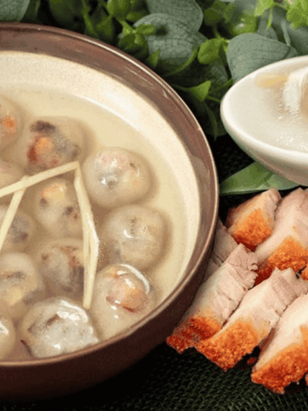 Múc chè ra chén, thêm vài sợi gừng tươi và thưởng thức