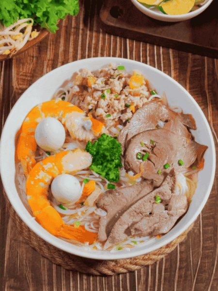 Hủ Tiếu Nam Vang: Cách nấu nước dùng ngọt thanh, đậm đà