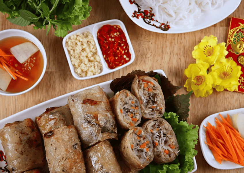 Nem Cua Bể Hải Phòng: Công thức gói vuông, vỏ giòn rụm, nhân cua đầy đặn