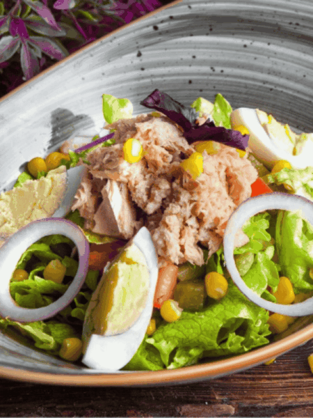 trình bày món salad cá ngừ tươi ngon